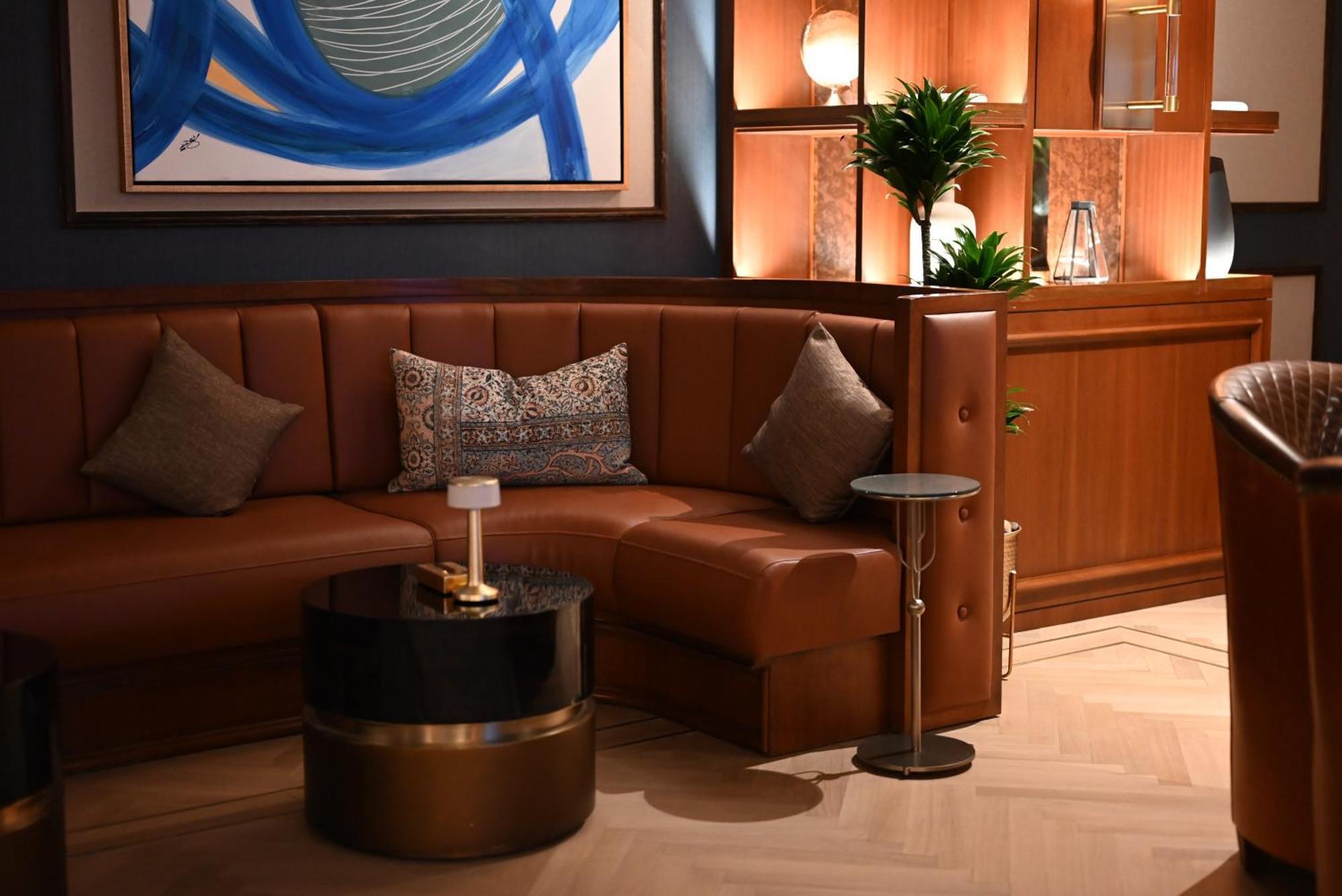 Mansard Riyadh, A Radisson Collection Hotel Luaran gambar A leather sofa