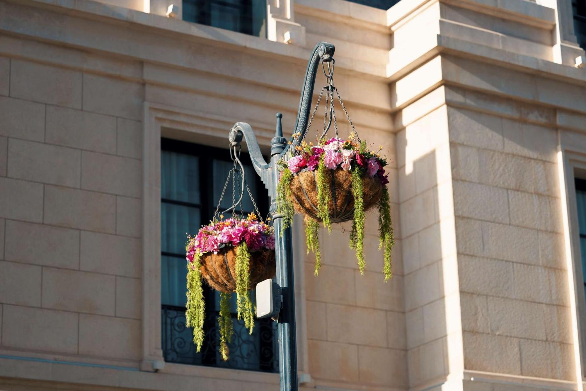 Mansard Riyadh, A Radisson Collection Hotel Luaran gambar Hanging baskets in the UK